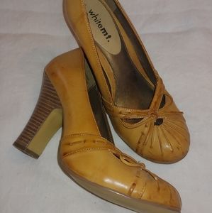White MT. Tan Vintage Bowtie Round Toe Pump